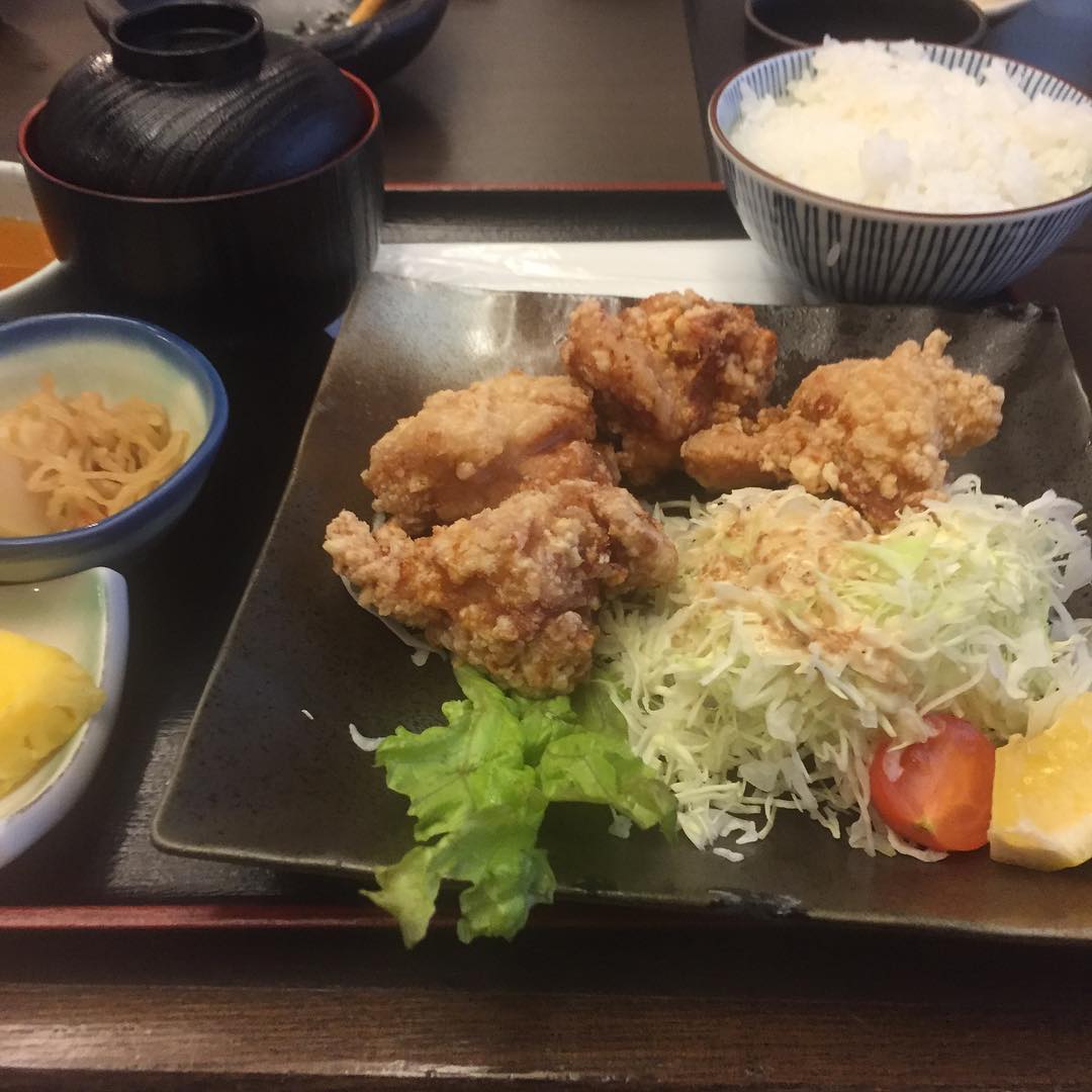 
博多華味鳥の唐揚げ定食( ´ ▽ ` )ﾉ
