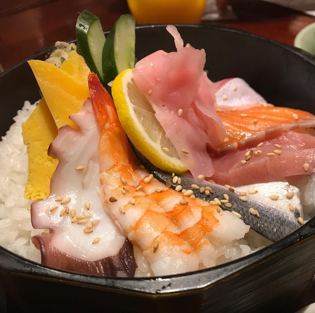 <br />
海鮮ドーン！割と大盛り！#寿司<br />
