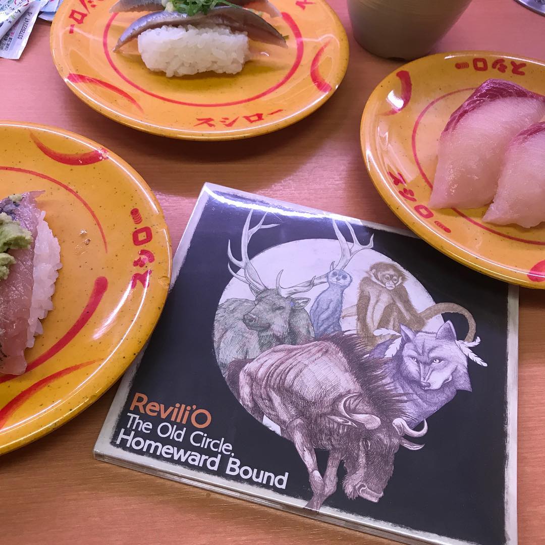 <br />
レビリオとお寿司！<br />
昨日の思い出を思い出しながらお寿司を聴いてレビリオを食べるのでした🍣 #寿司<br />
