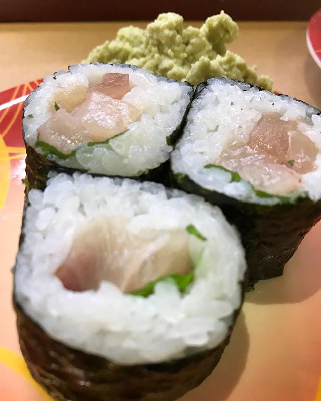 とても天気が良いのでお寿司食べに来ました！🍣#寿司